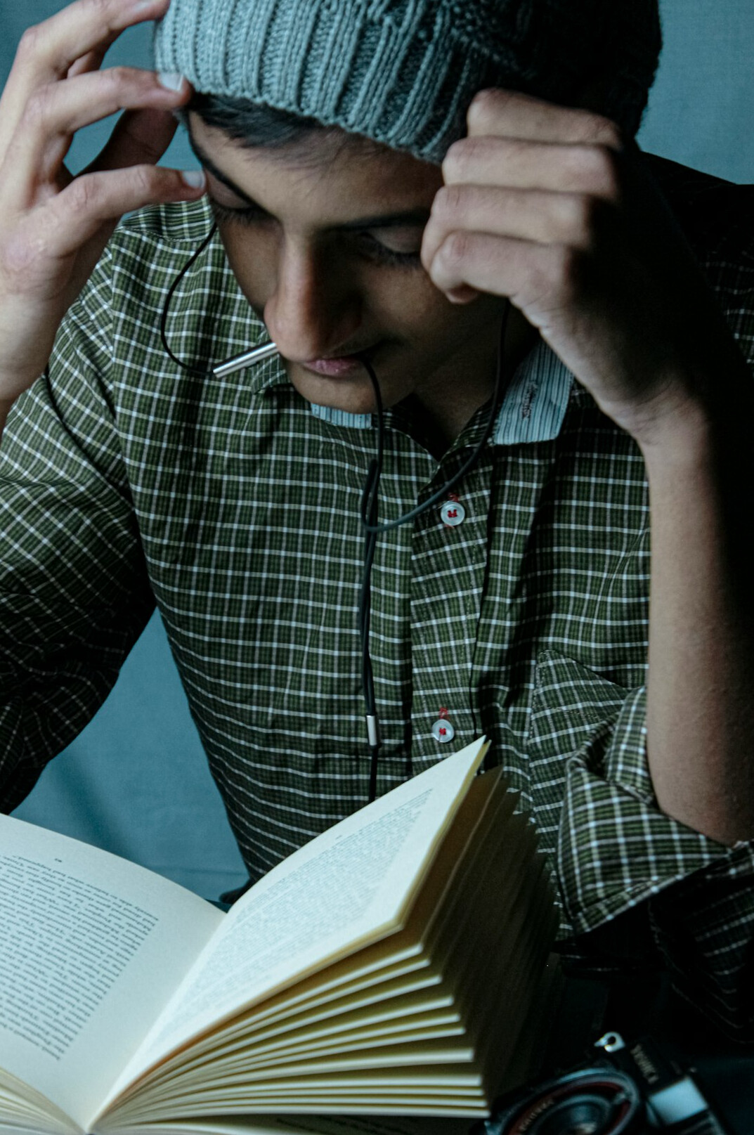 detective reading clues